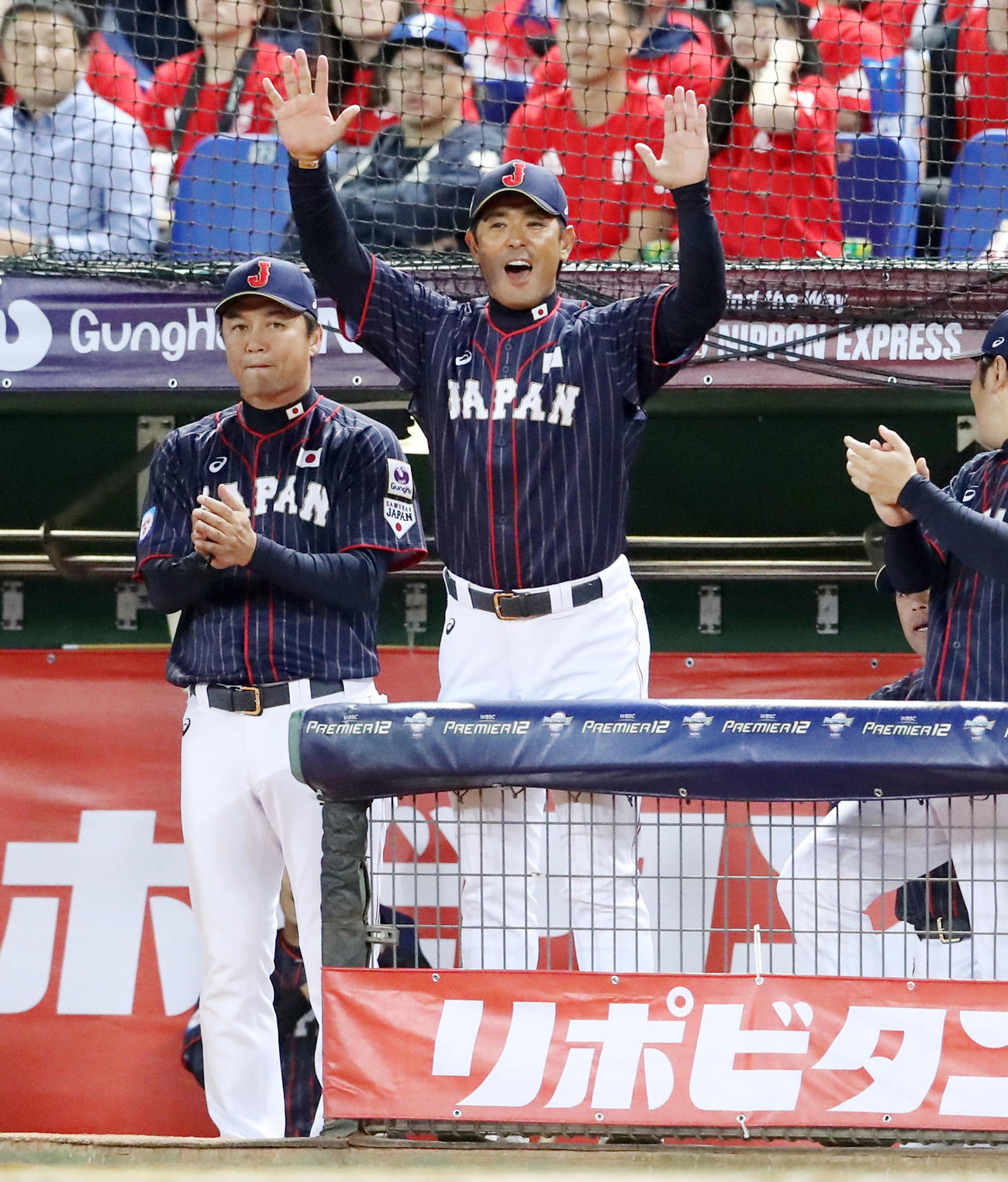 19年11月7日　台湾戦のベンチで笑顔を見せる侍ジャパン・稲葉監督