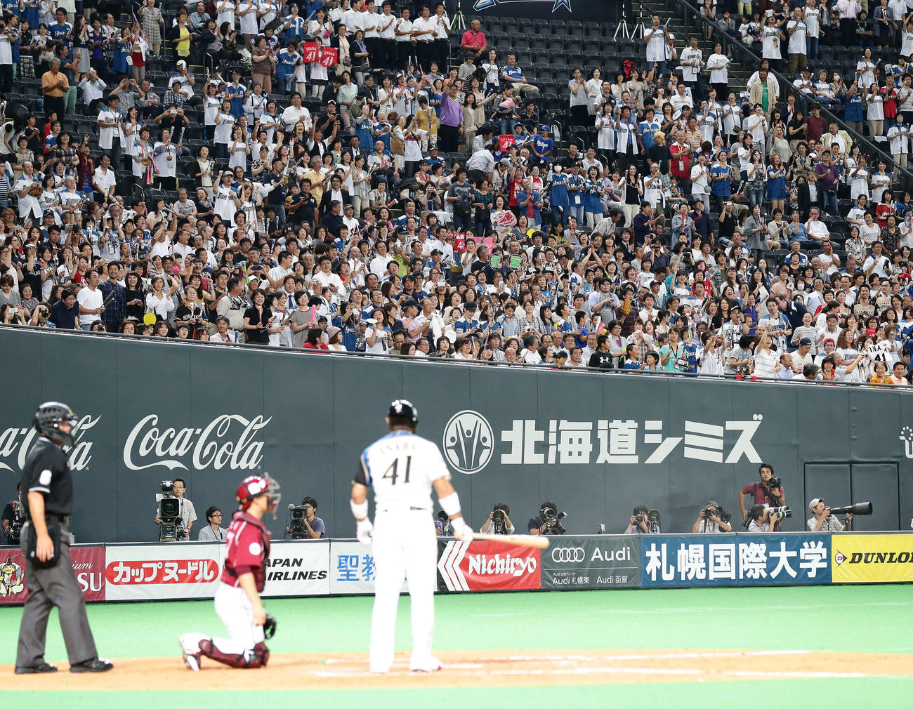 14年9月3日、9回裏日本ハム1死、代打で稲葉（手前右）が登場し「稲葉ジャンプ」するファン