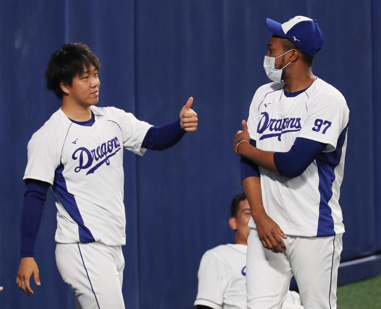 言葉を交わす中日R・マルティネス（右）と柳裕也（左）（現場代表）