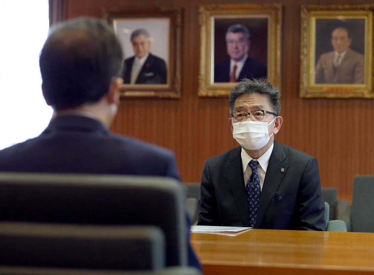 プロ野球開幕に向けて札幌市役所を訪問し秋元札幌市長（手前）と言葉を交わす日本ハム川村代表取締役社長（撮影・佐藤翔太）