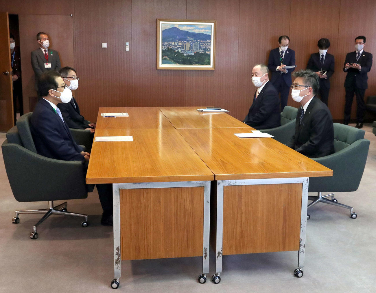 プロ野球開幕に向けて札幌市役所を訪問し秋元札幌市長（左手前）と言葉を交わす日本ハム川村代表取締役社長（右手前）（撮影・佐藤翔太）