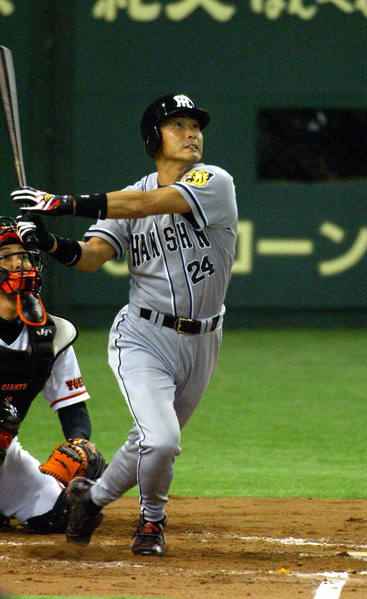 02年3月30日、巨人との開幕戦の2回表（阪神）1死、桧山は上原から右中間に先制本塁打を放つ