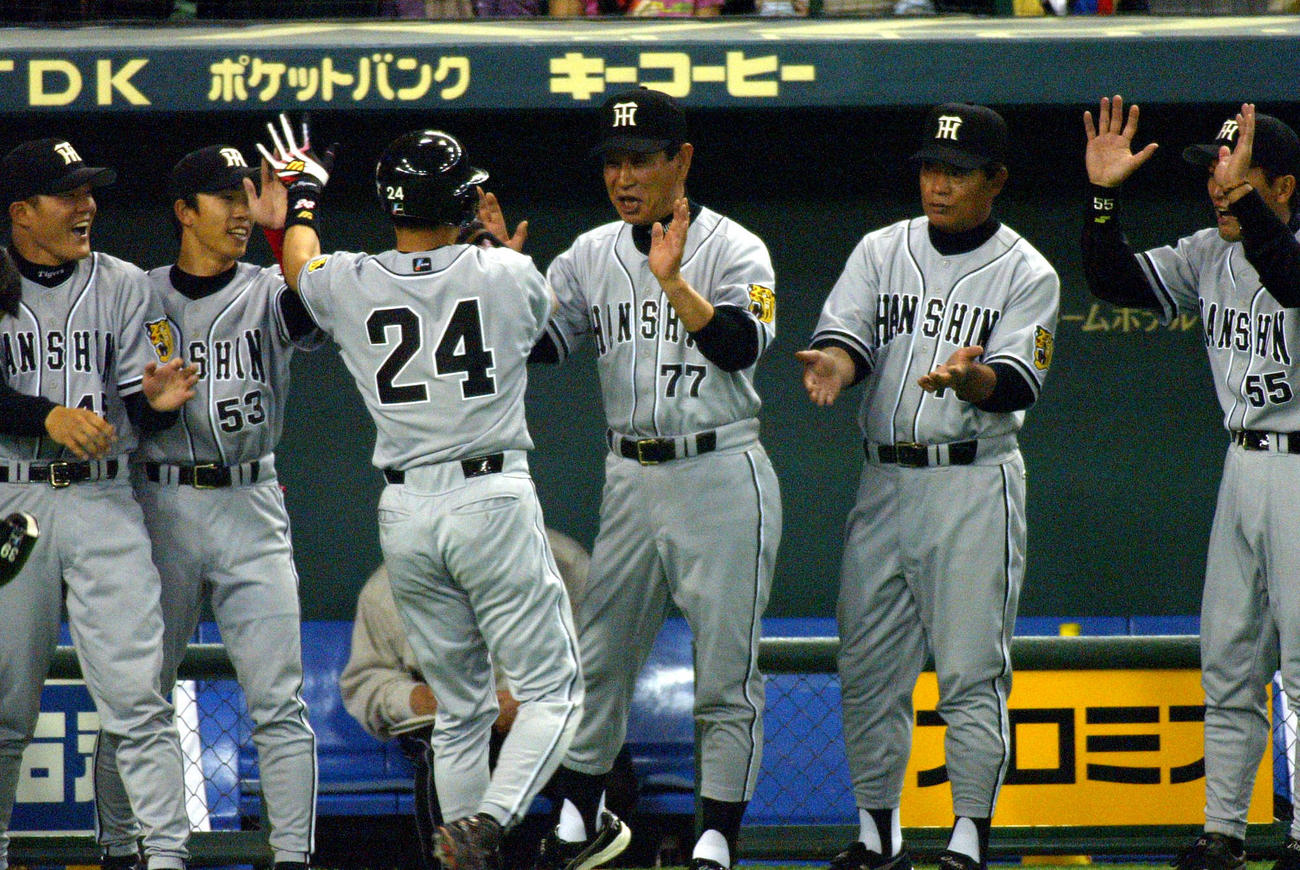 02年3月30日、2回表阪神1死、星野監督（左から4人目）は、右中間に先制本塁打を放った桧山（同3人目）を迎える