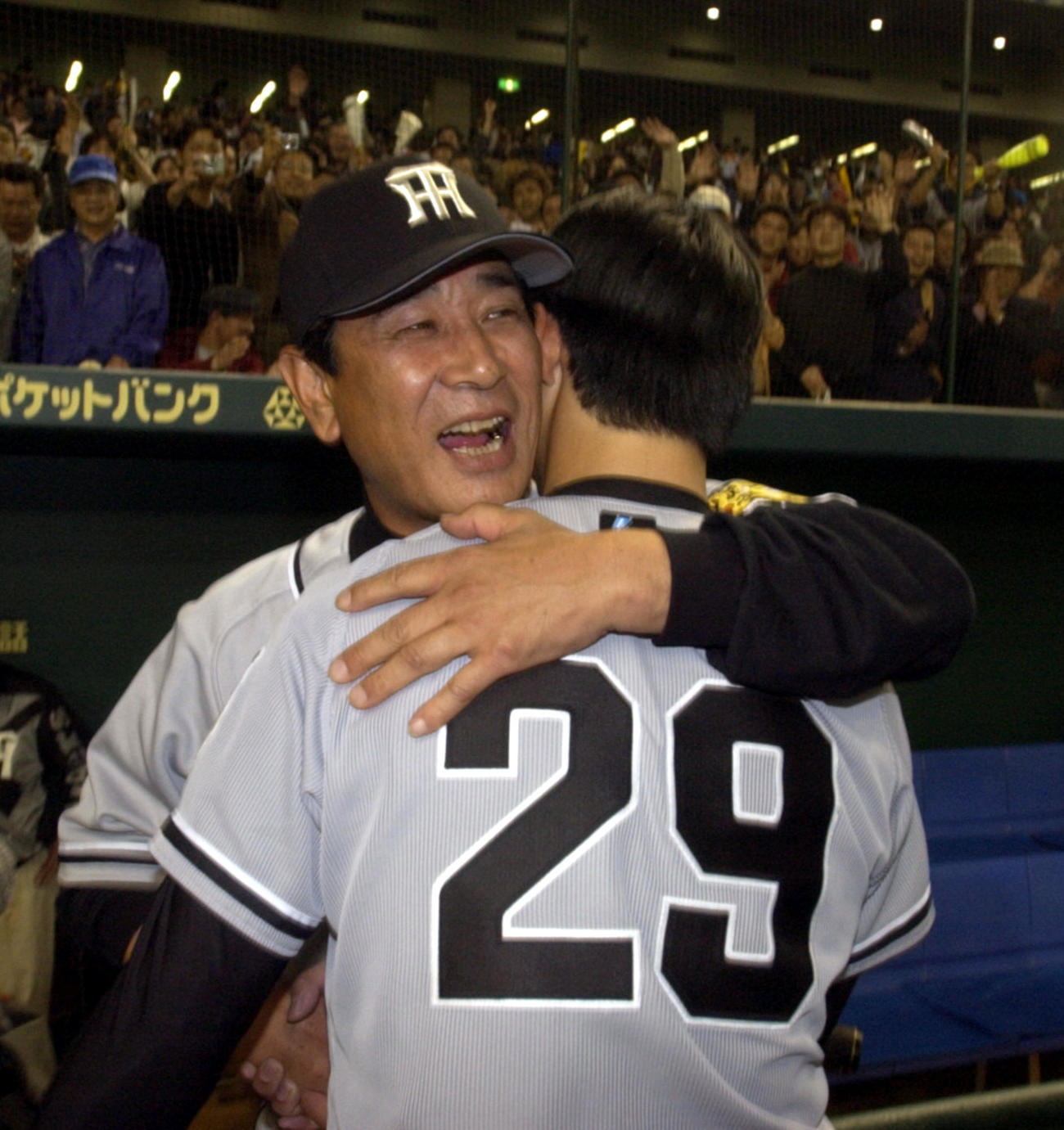 02年3月30日、巨人との開幕戦で完投勝利を挙げた井川を抱きしめる星野監督