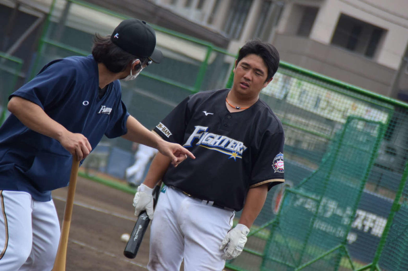 鎌ケ谷でチーム練習に参加した日本ハム横尾は小笠原ヘッド兼打撃コーチ（左）から指導を受ける（球団提供）
