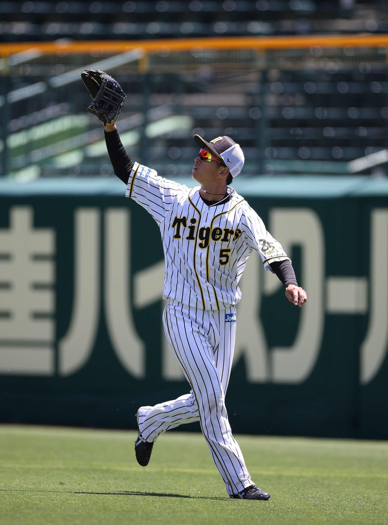 ノックを受ける近本（球団提供）
