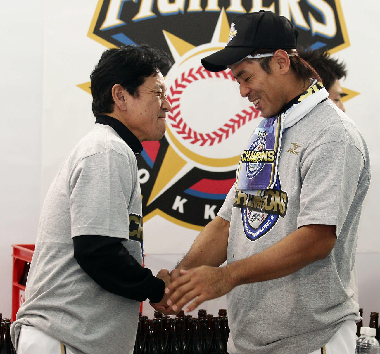 12年10月、優勝の喜びを分かち合う日本ハム栗山監督（左）と稲葉