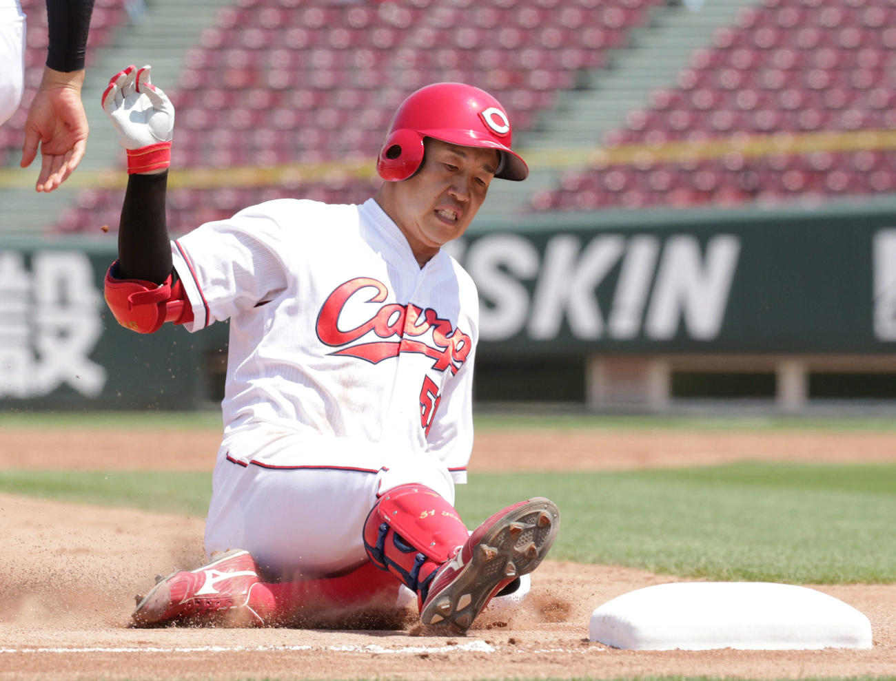 広島紅白戦　4回表紅組2死　広島小園は右中間三塁打を放つ（撮影・加藤孝規）