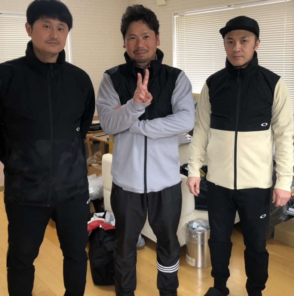 キレダス製作者の左から津口さん、藤田さん、「スマイルプランナー」勤務の三浦泰揮さん（本人提供）