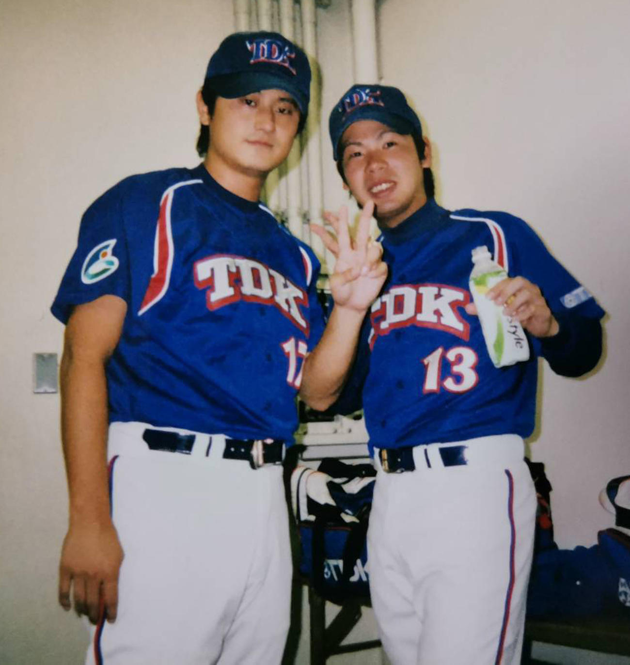 TDK時代の津口竜一さん（左）と藤田剛士さん