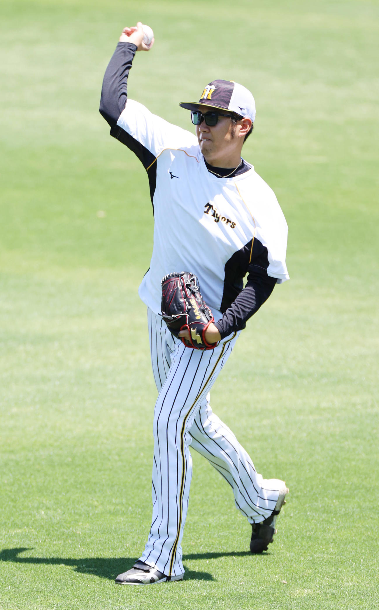 紅白戦を前にキャッチボールを行う阪神西勇輝（撮影・清水貴仁）