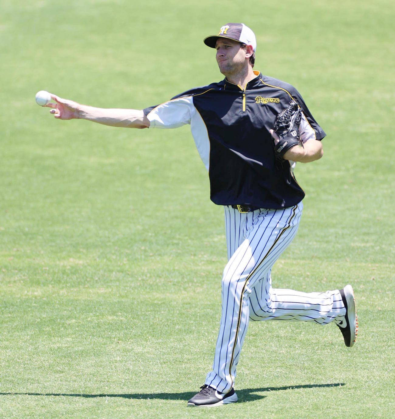 紅白戦を前にキャッチボールを行う阪神ガンケル（撮影・清水貴仁）