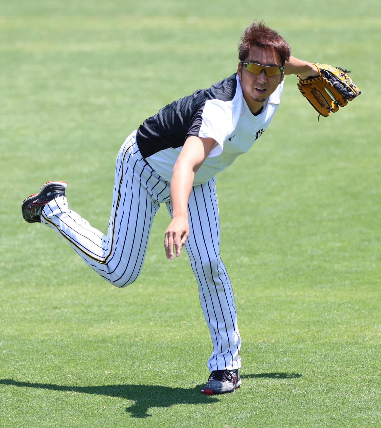 キャッチボールをして汗を流す藤川球児（撮影・清水貴仁）