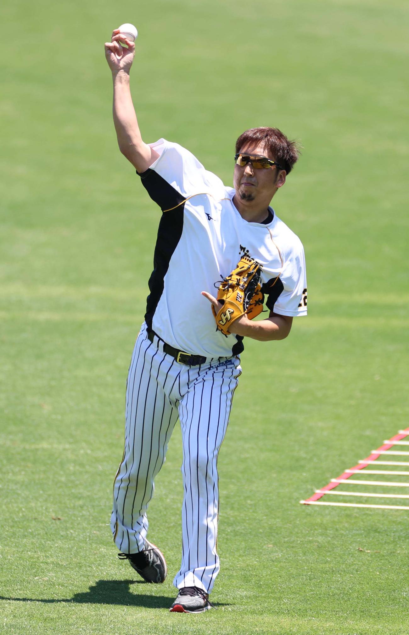 キャッチボールをして汗を流す藤川球児（撮影・清水貴仁）