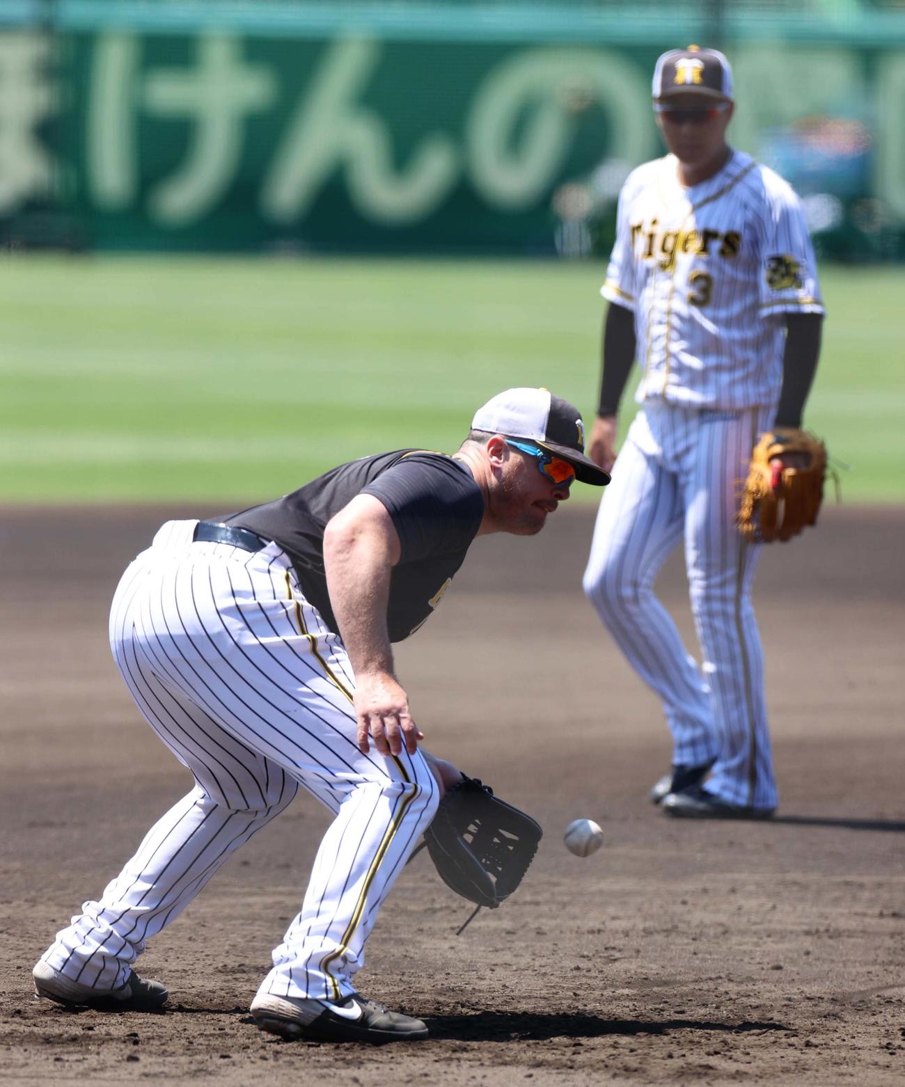 三塁の守備練習をするジャスティン・ボーア（撮影・清水貴仁）