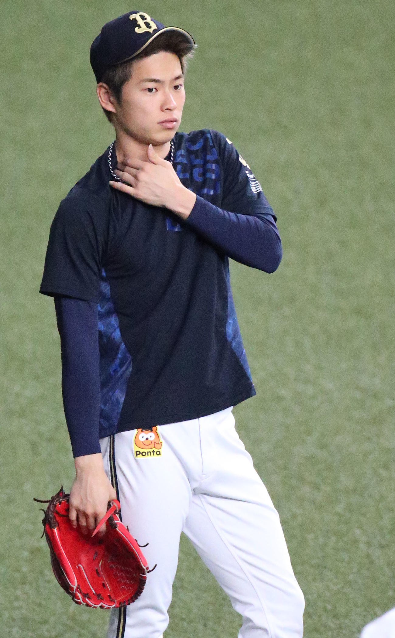 キャッチボール中、首周りをさわる山岡（撮影・上山淳一）