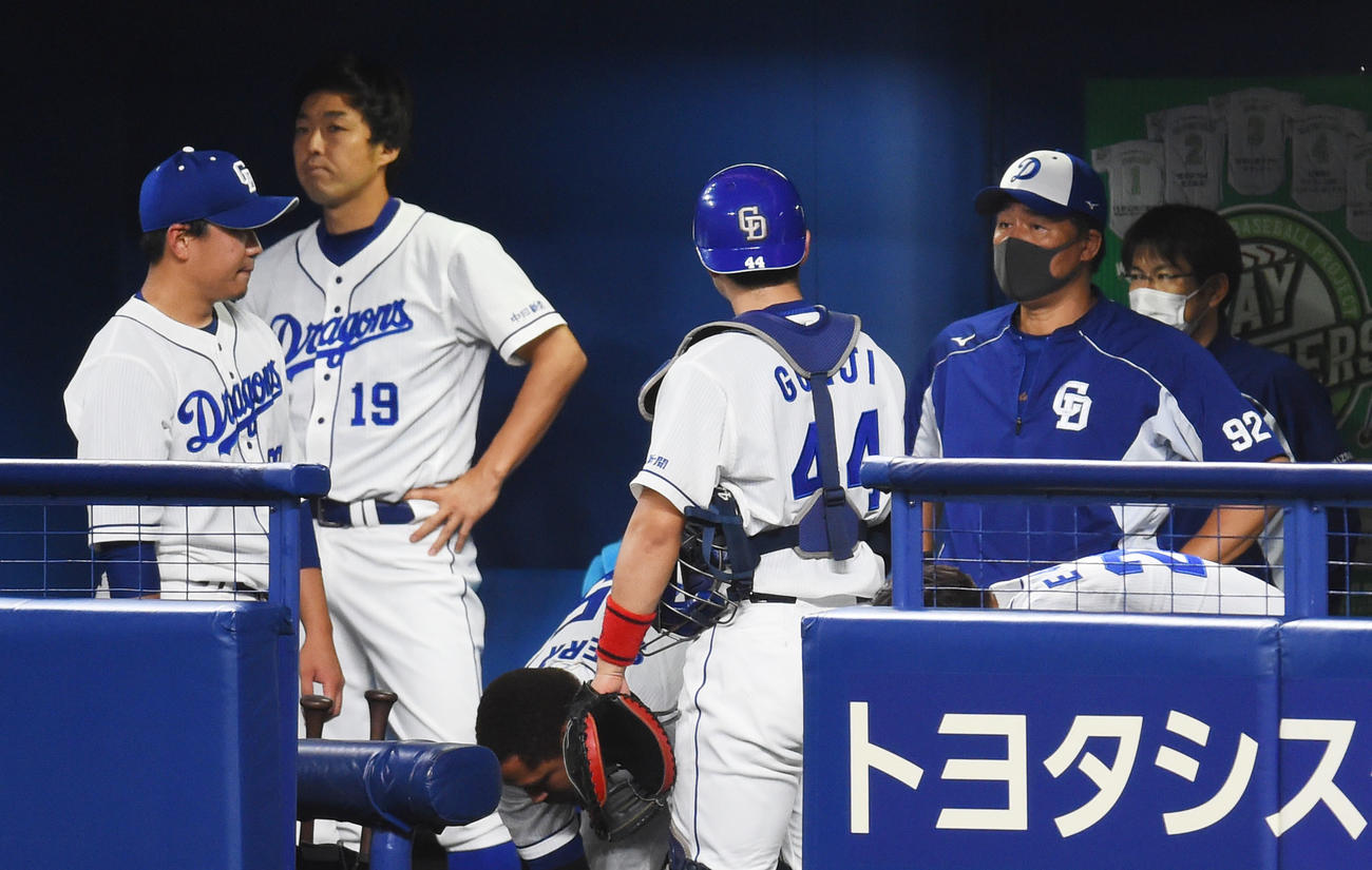 中日紅白戦　2回表終了、先発した大野雄（左）らと話をする与田監督（撮影・森本幸一）