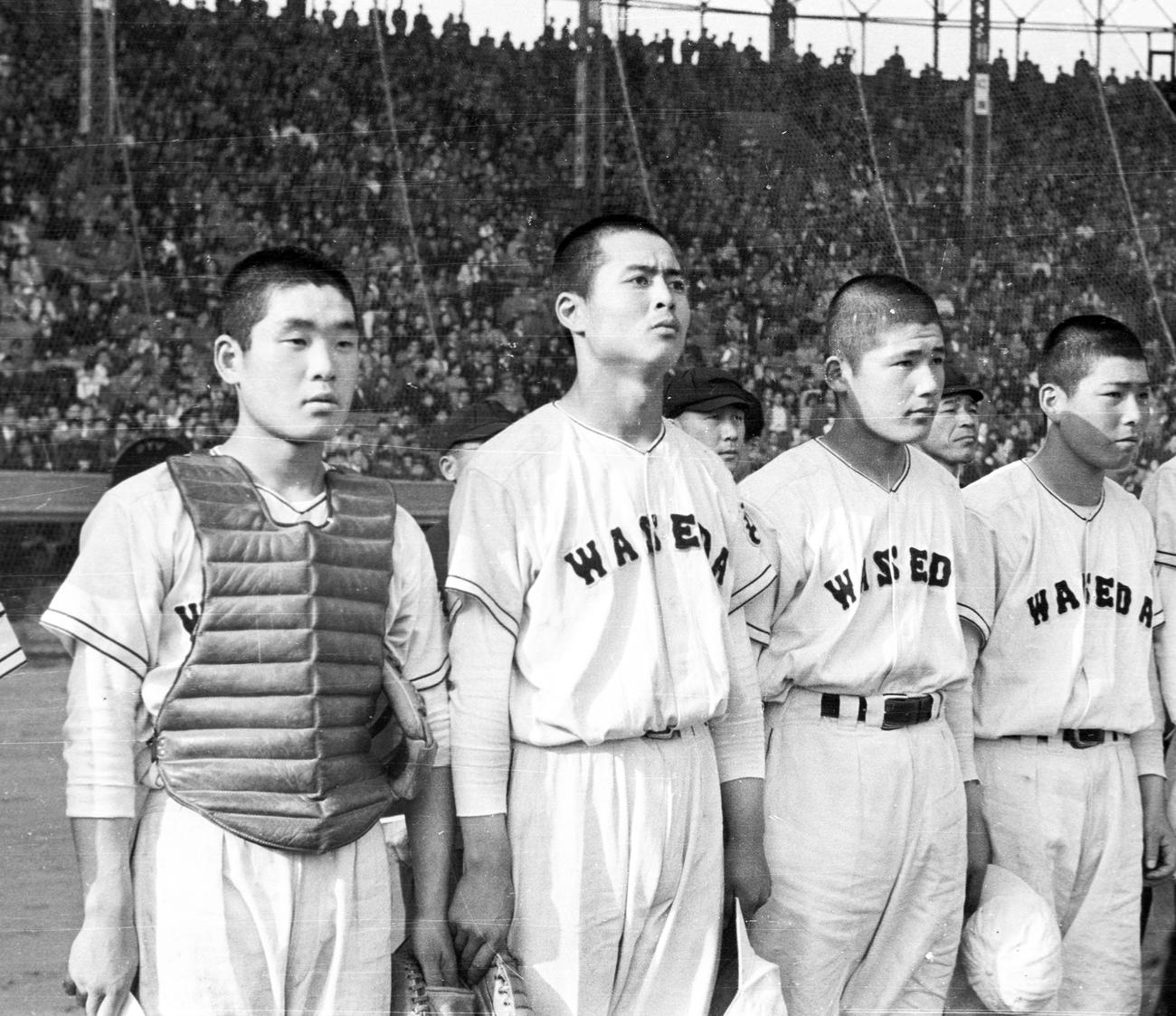 第29回センバツで初優勝を飾った王貞治投手（左から2人目）ら早実ナイン（1957年4月7日撮影）