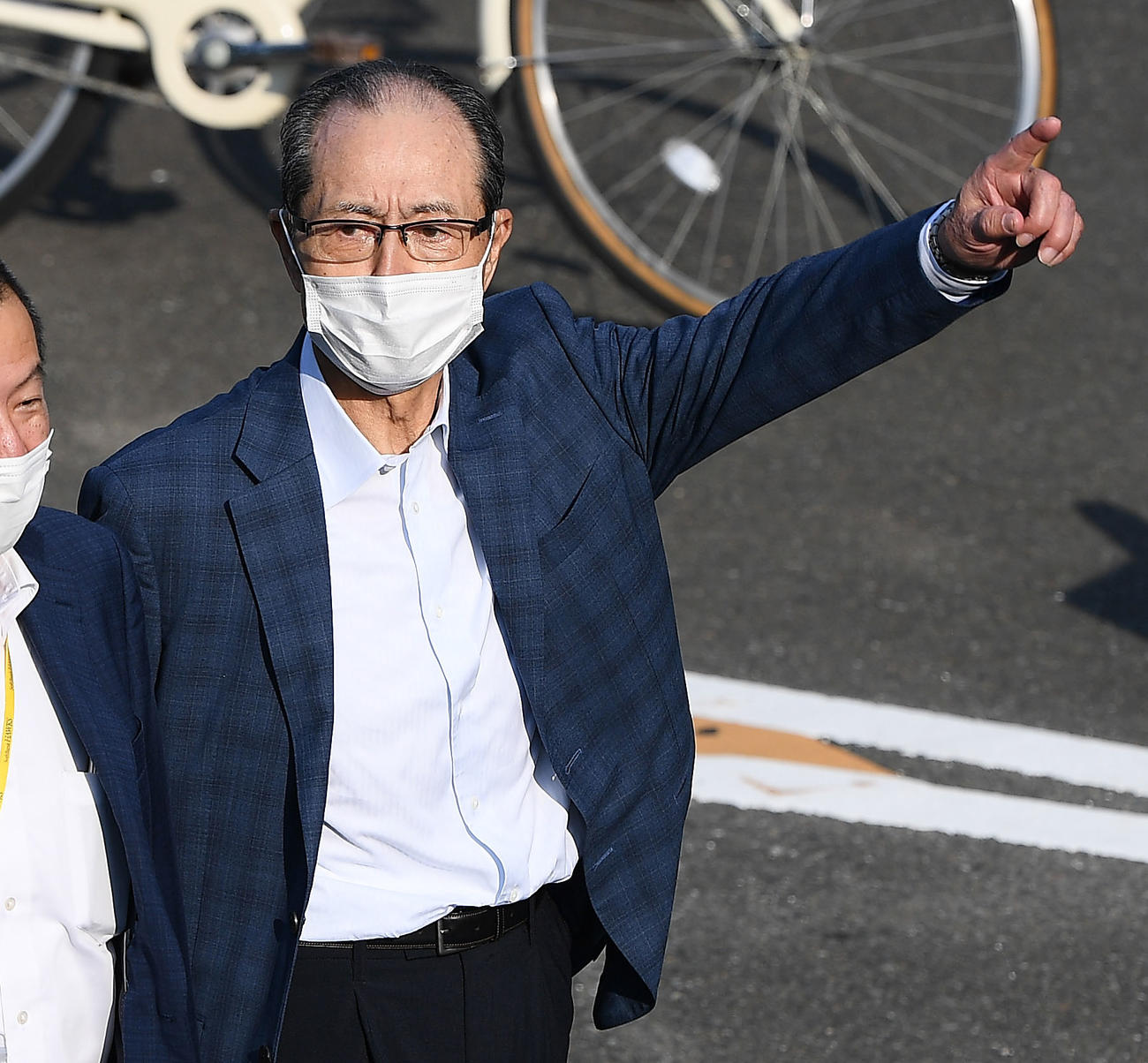 ペイペイドームの周辺を移動する王貞治球団会長（撮影・代表撮影）