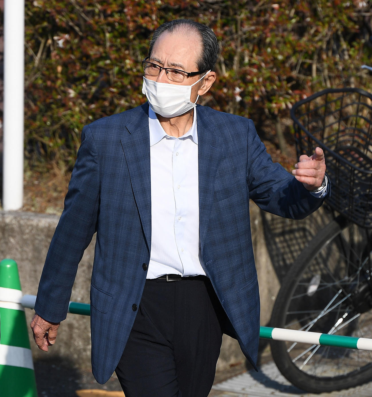 ペイペイドームの周辺を移動する王貞治球団会長（撮影・代表撮影）