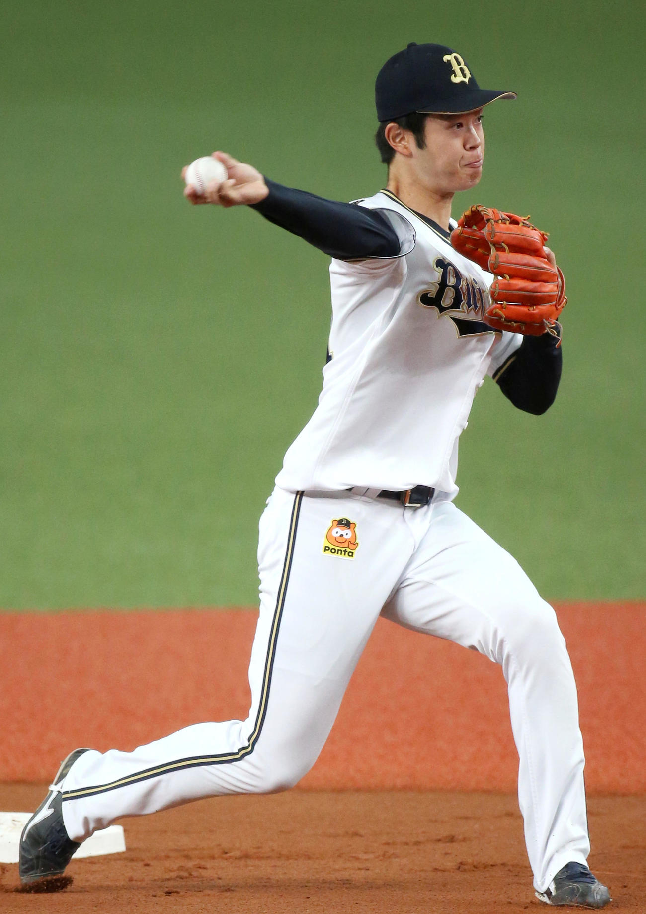 投内連係で一塁に送球する太田（撮影・上山淳一）