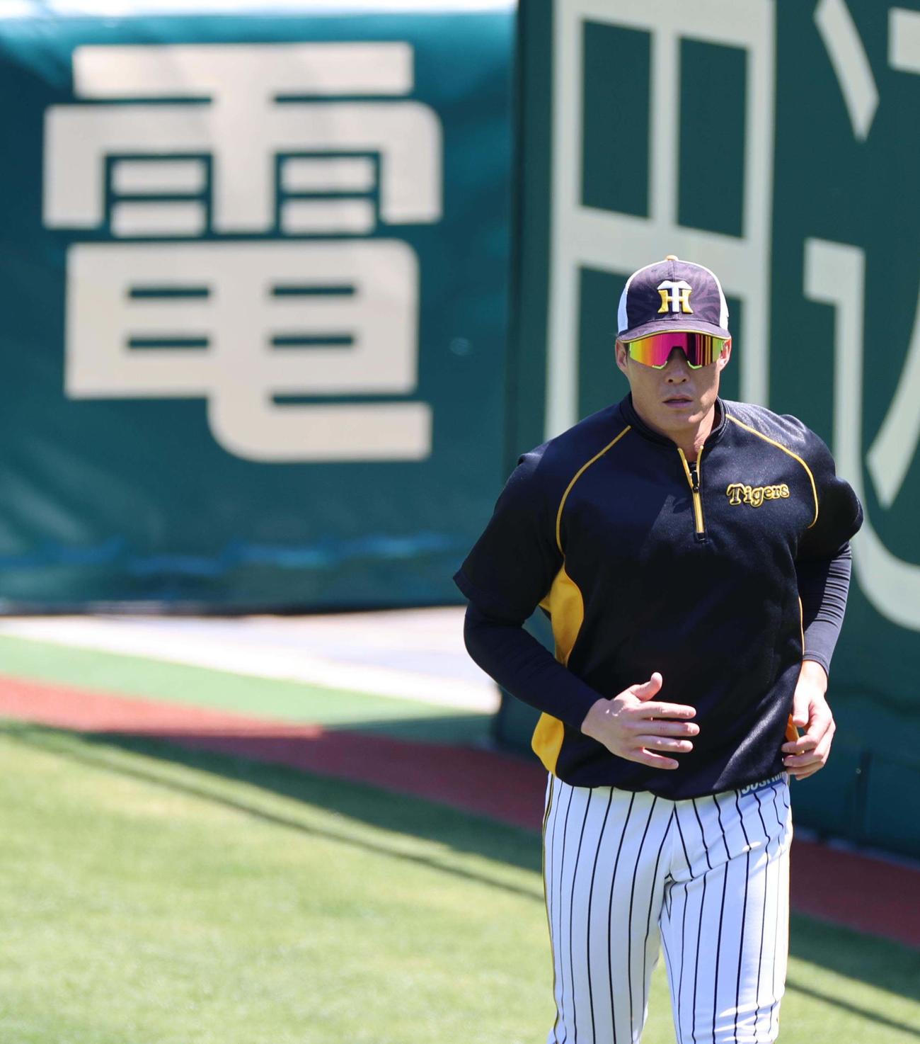 外野をランニングする糸井嘉男（撮影・清水貴仁）