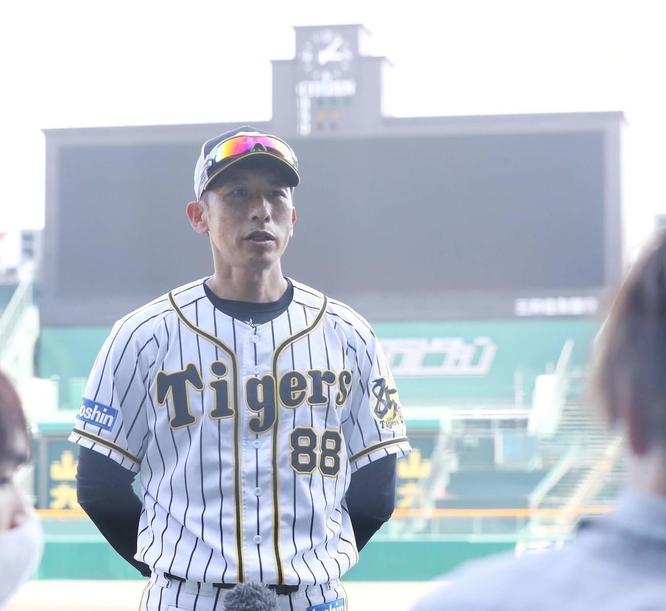 紅白戦を終え代表インタビューに答える矢野監督（代表撮影）