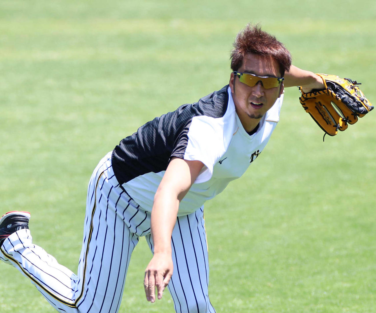 キャッチボールをして汗を流す藤川球児（撮影・清水貴仁）