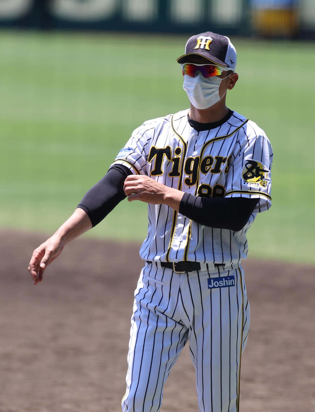 腕まくりをしながら選手の動きをチェックする矢野燿大監督（撮影・清水貴仁）