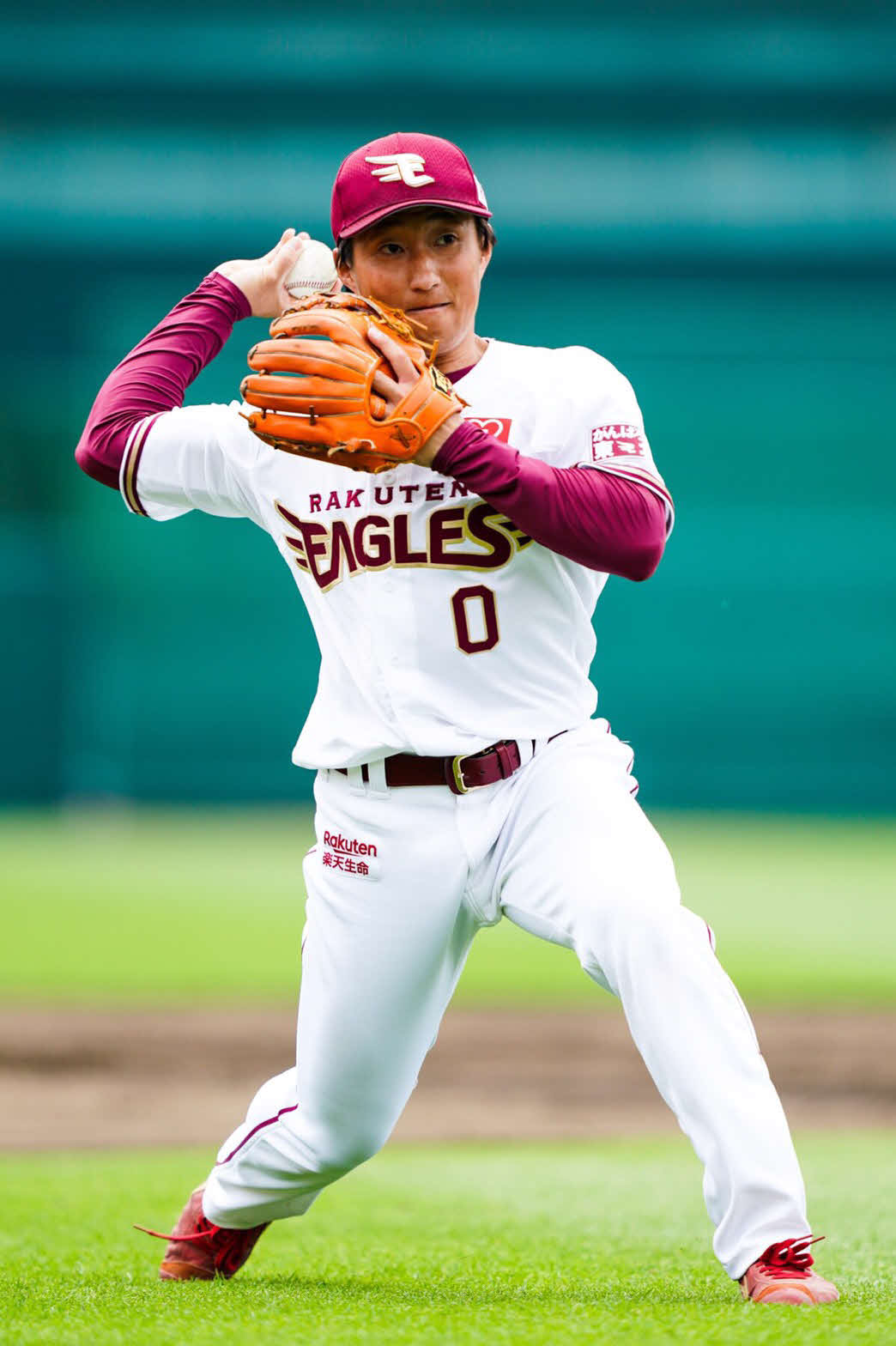 守備練習を行う楽天小深田（球団提供）