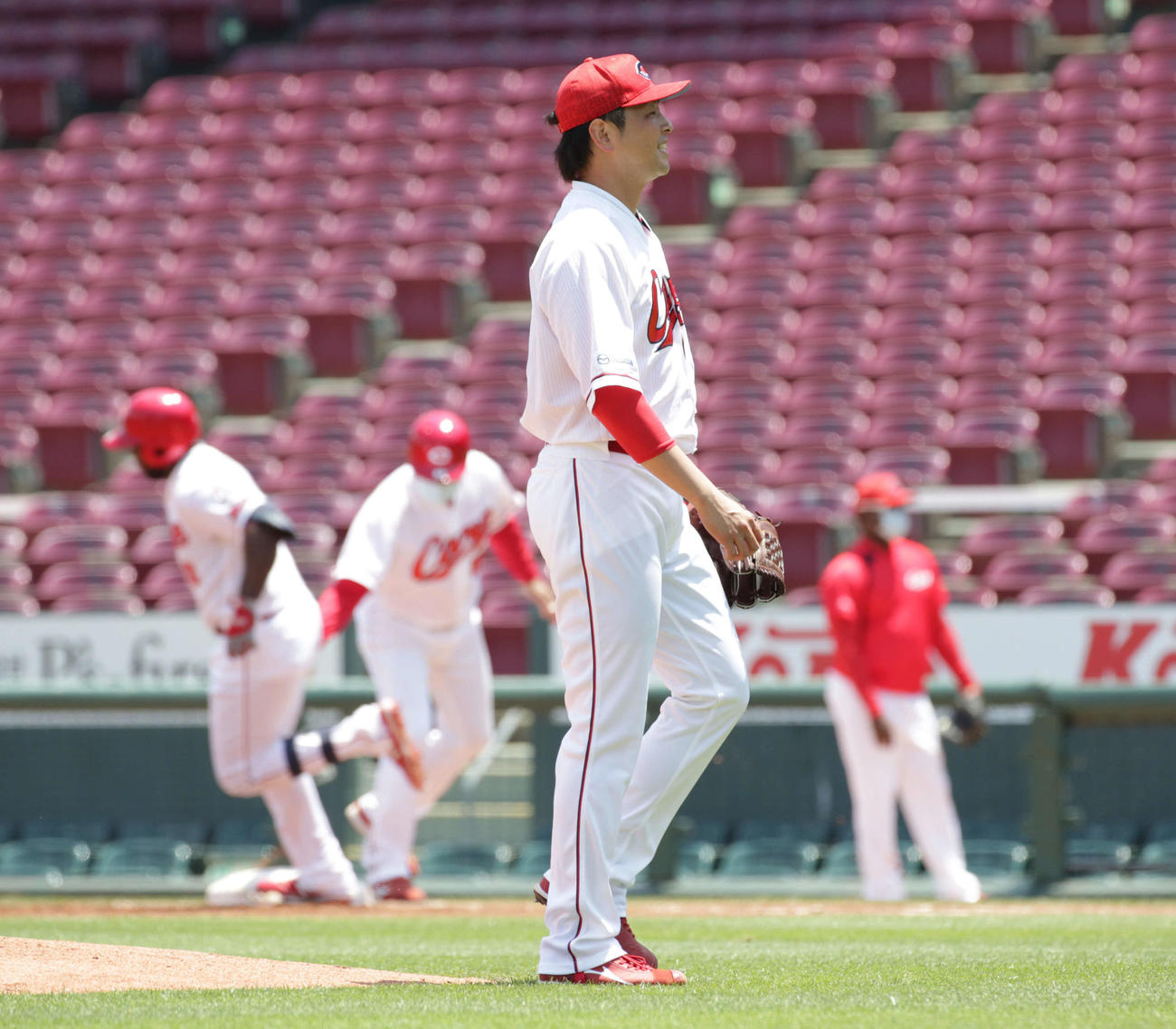 広島紅白戦　1回表紅組2死　ピレラに先制左越え本塁打を打たれた大瀬良（撮影・加藤孝規）