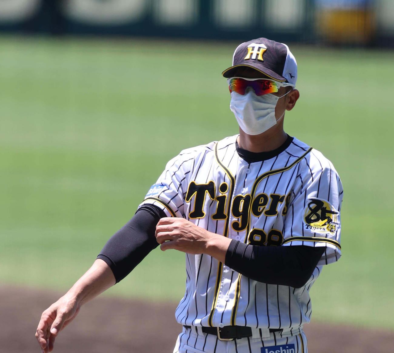 腕まくりをしながら選手の動きをチェックする矢野燿大監督（撮影・清水貴仁）