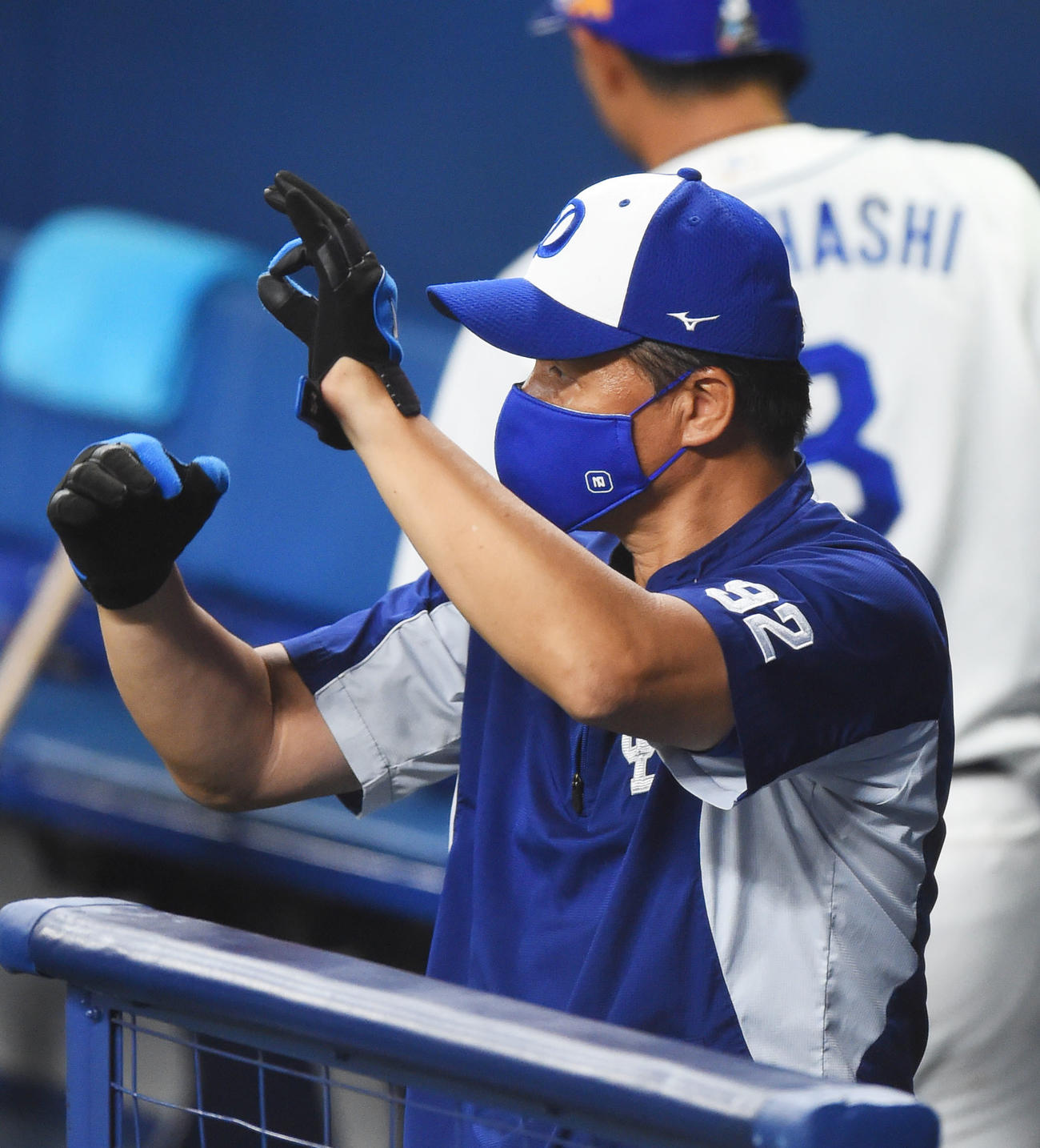 4回裏、合図を送りながらベンチで試合を見つめる与田監督（撮影・森本幸一）