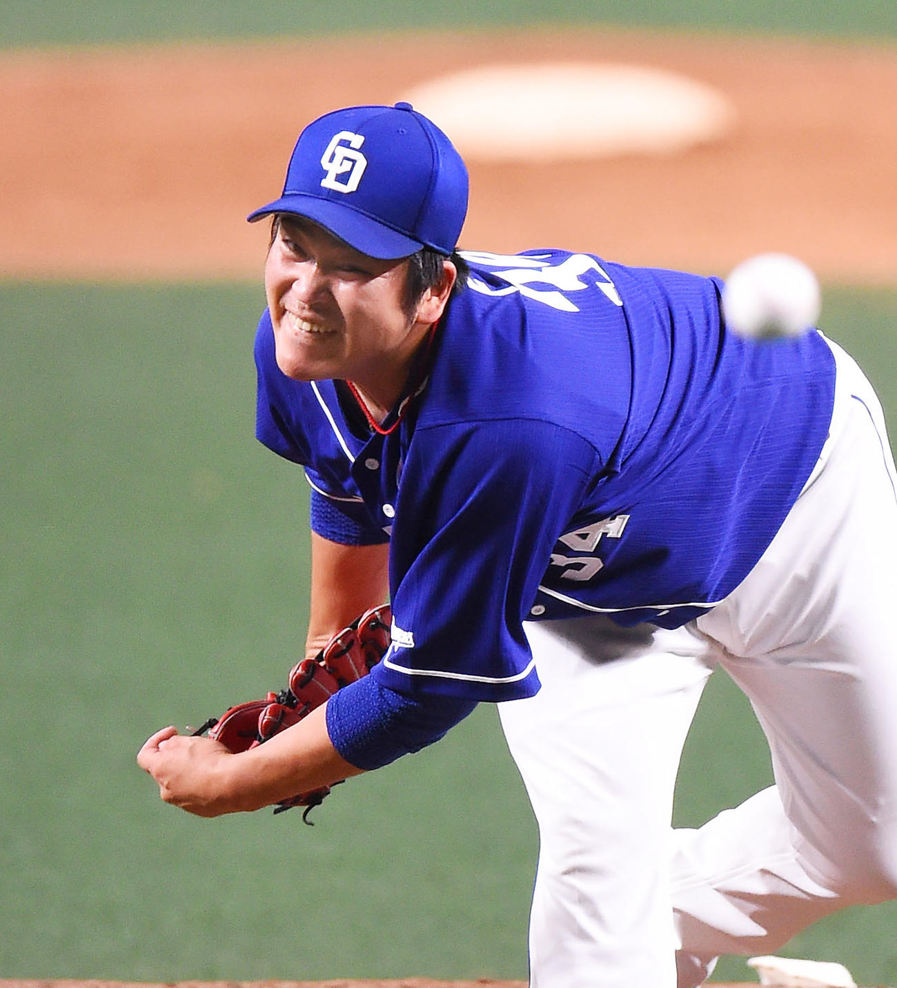 5回裏無死、紅組3番手で登板する福（撮影・森本幸一）