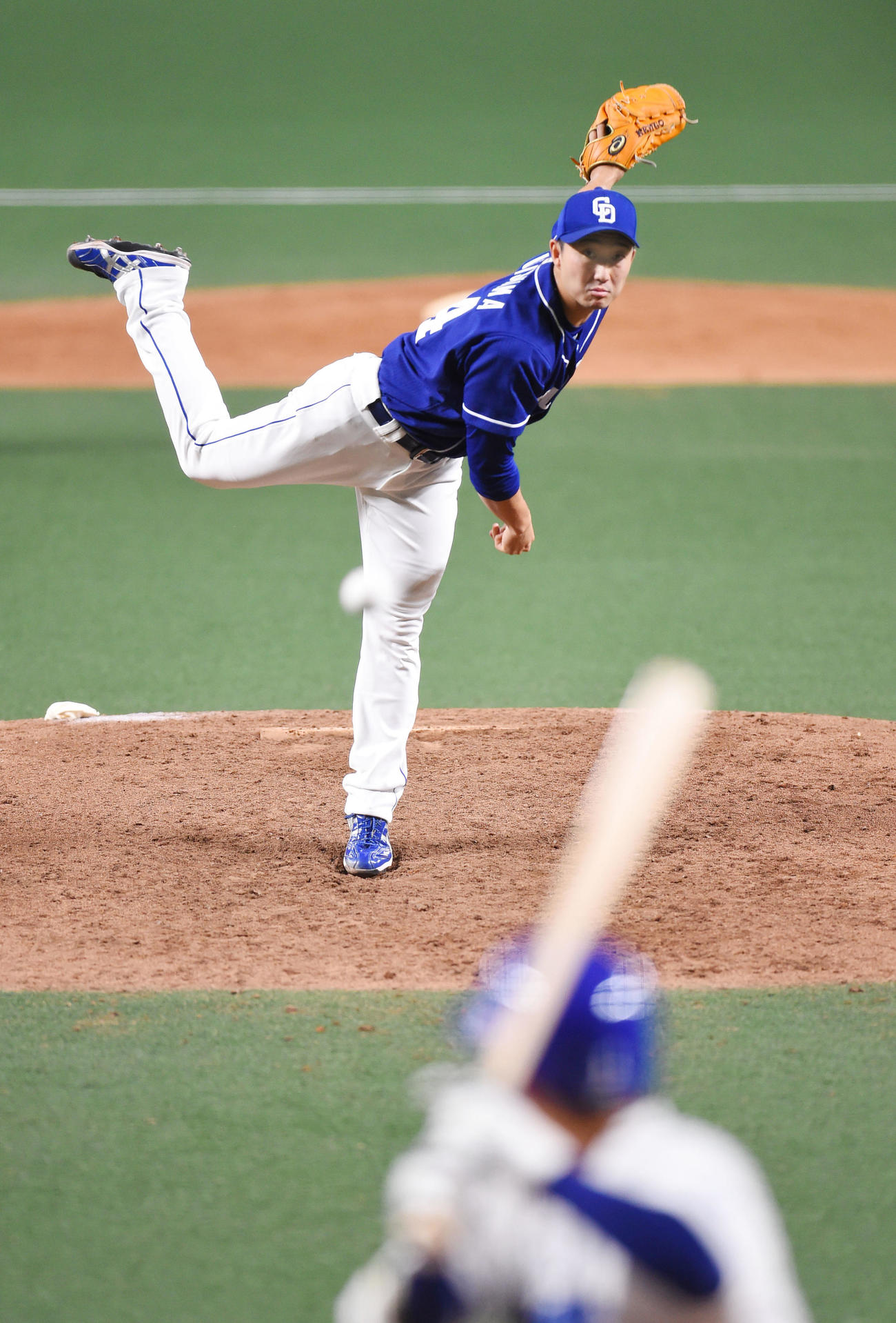 6回裏無死、紅組4番手で登板する藤嶋（撮影・森本幸一）