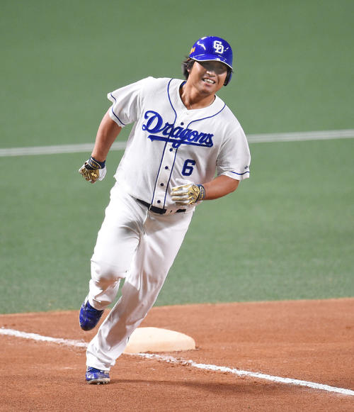 1回裏白組1死、先制本塁打を放ち笑顔で三塁を回る平田（撮影・森本幸一）