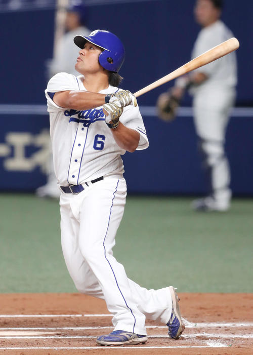 1回裏白組1死、左中間に本塁打を放つ平田（代表撮影）