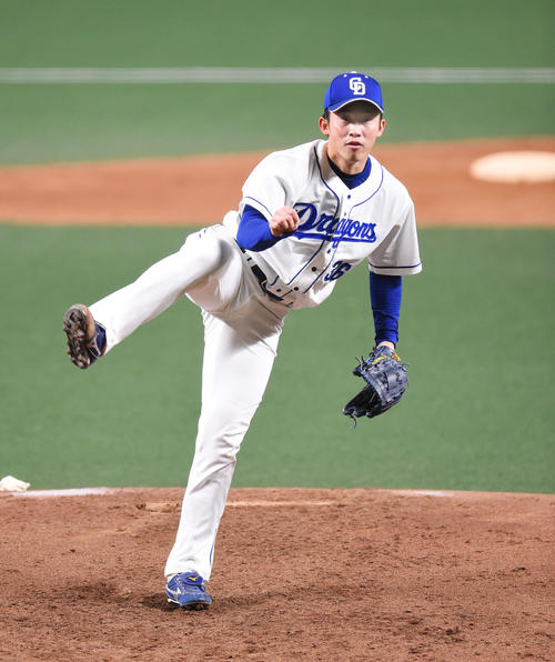 白組2番手で登板する岡野（撮影・森本幸一）