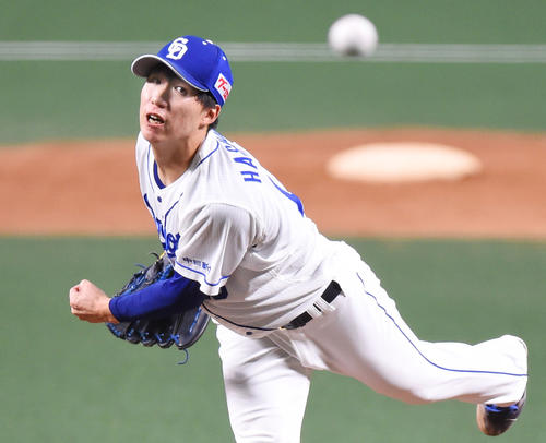 5回表無死、白組3番手で登板する橋本（撮影・森本幸一）