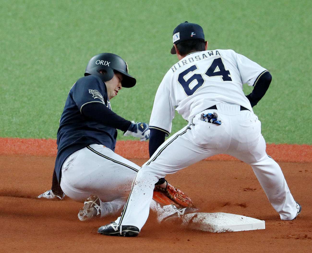紅白戦　1回表白組2死一塁、一走勝俣翔貴は打者スティーブン・モヤのとき二塁盗塁を決める、右は広沢（撮影・加藤哉）