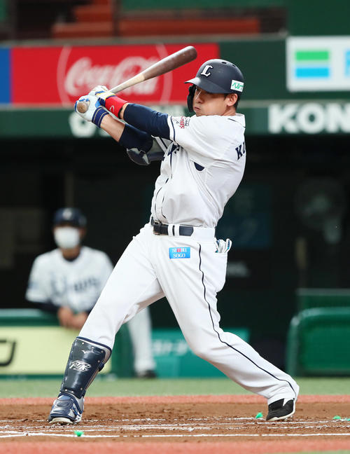 西武紅白戦　1回裏白組2死一、二塁、栗山は左前適時打を放つ（撮影・足立雅史）