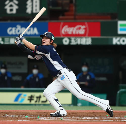 西武紅白戦　6回表紅組1死三塁、左犠飛を放つ金子（撮影・足立雅史）
