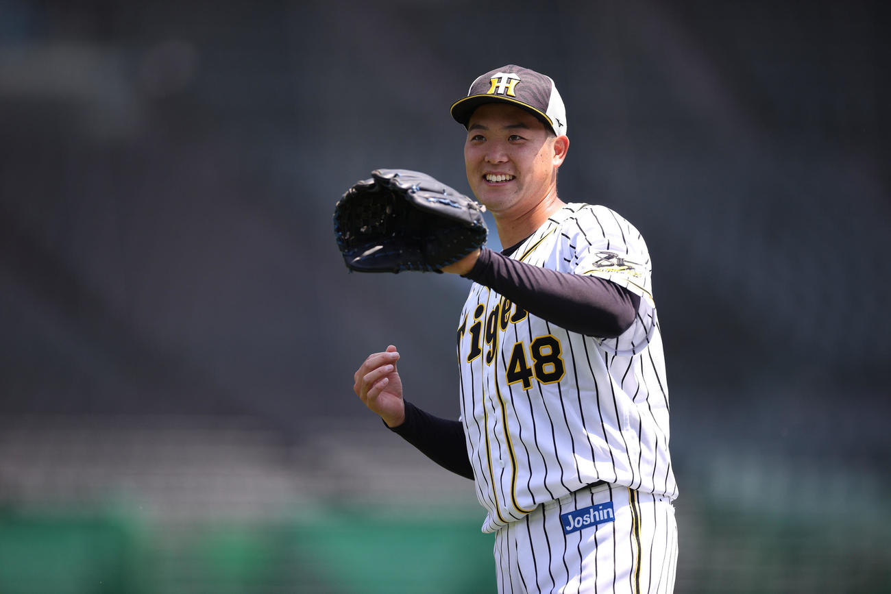 甲子園球場で練習を行う阪神斎藤友貴哉（球団提供）
