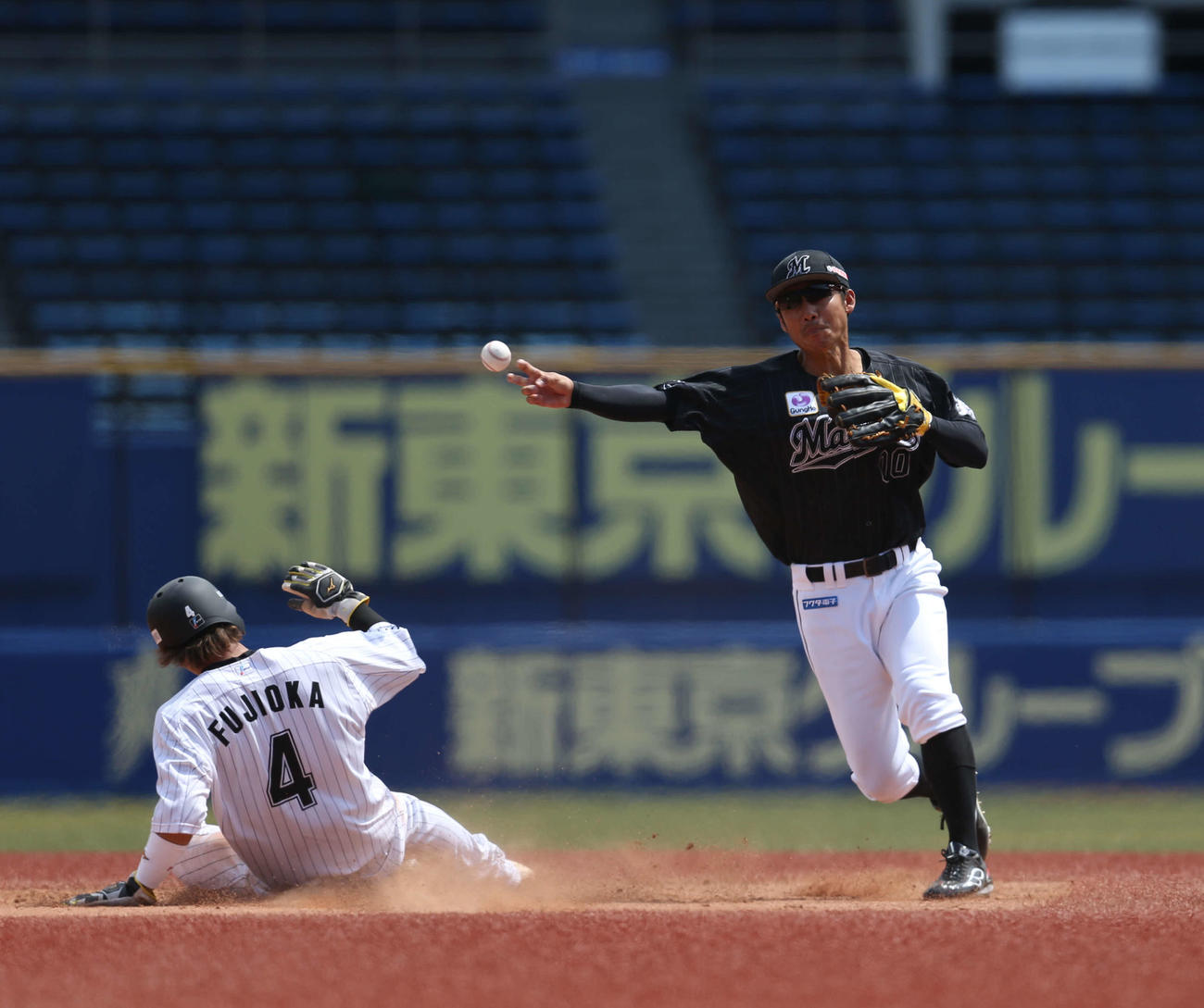 紅白戦5回裏の守備で二→遊→一の併殺を完成させたロッテ鳥谷