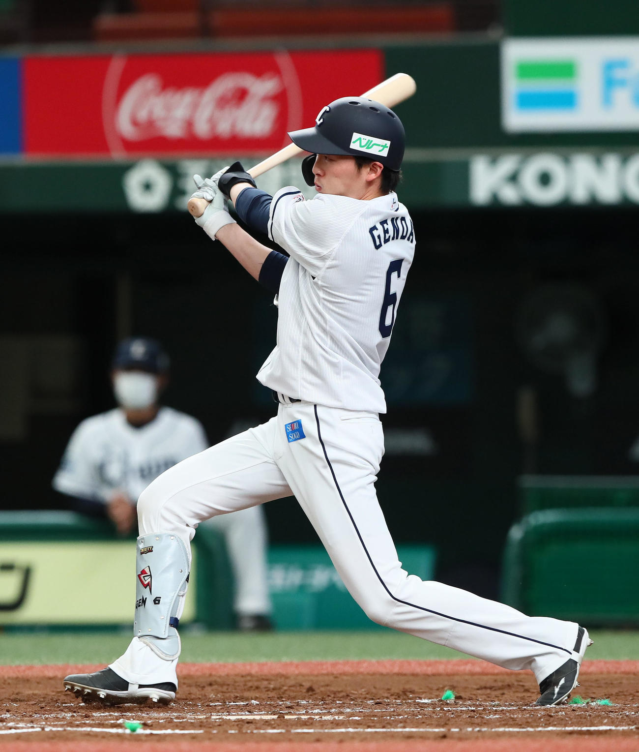 西武紅白戦　3回裏白組無死、右越え二塁打を放つ源田（撮影・足立雅史）