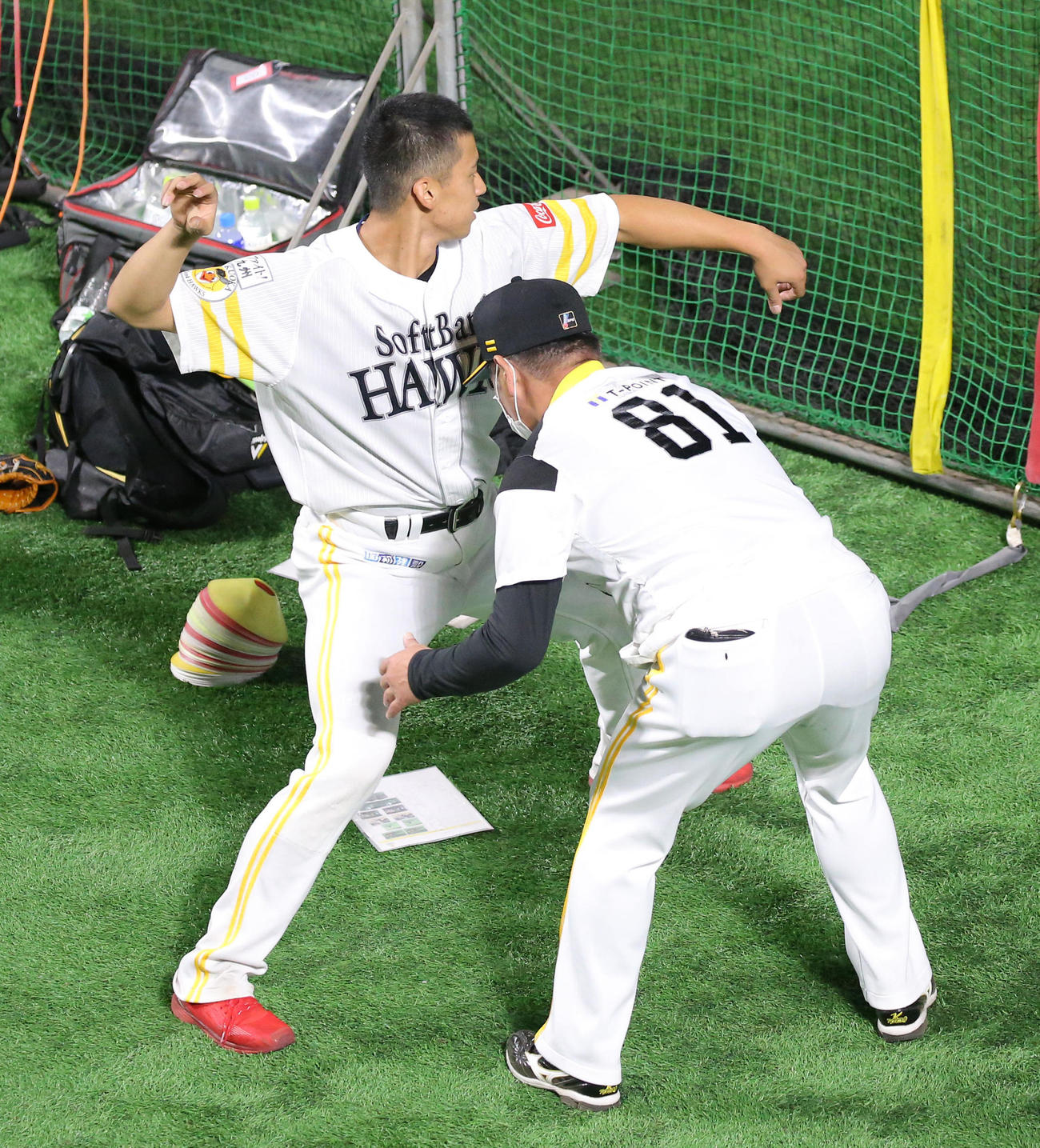 工藤監督からアドバイスを受ける尾形（撮影・代表撮影）