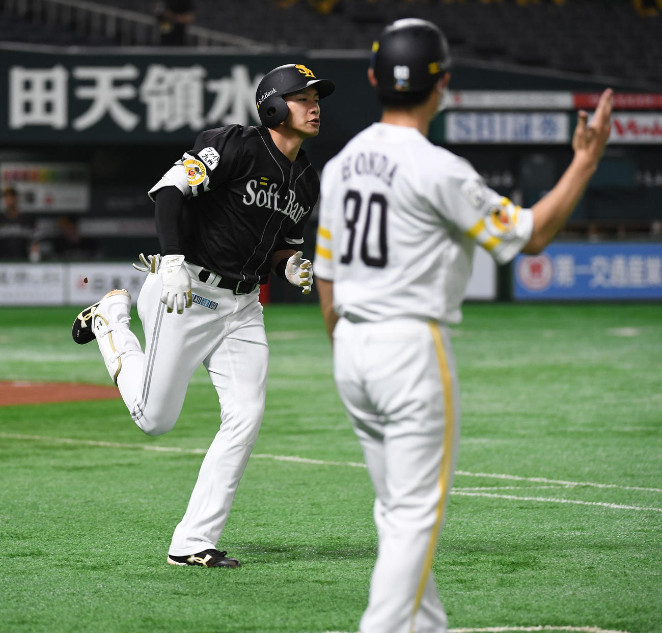 紅白戦1回表紅1死二塁、柳田は左越えに先制の2点本塁打を放つ、右は本多内野守備走塁コーチ（代表撮影）