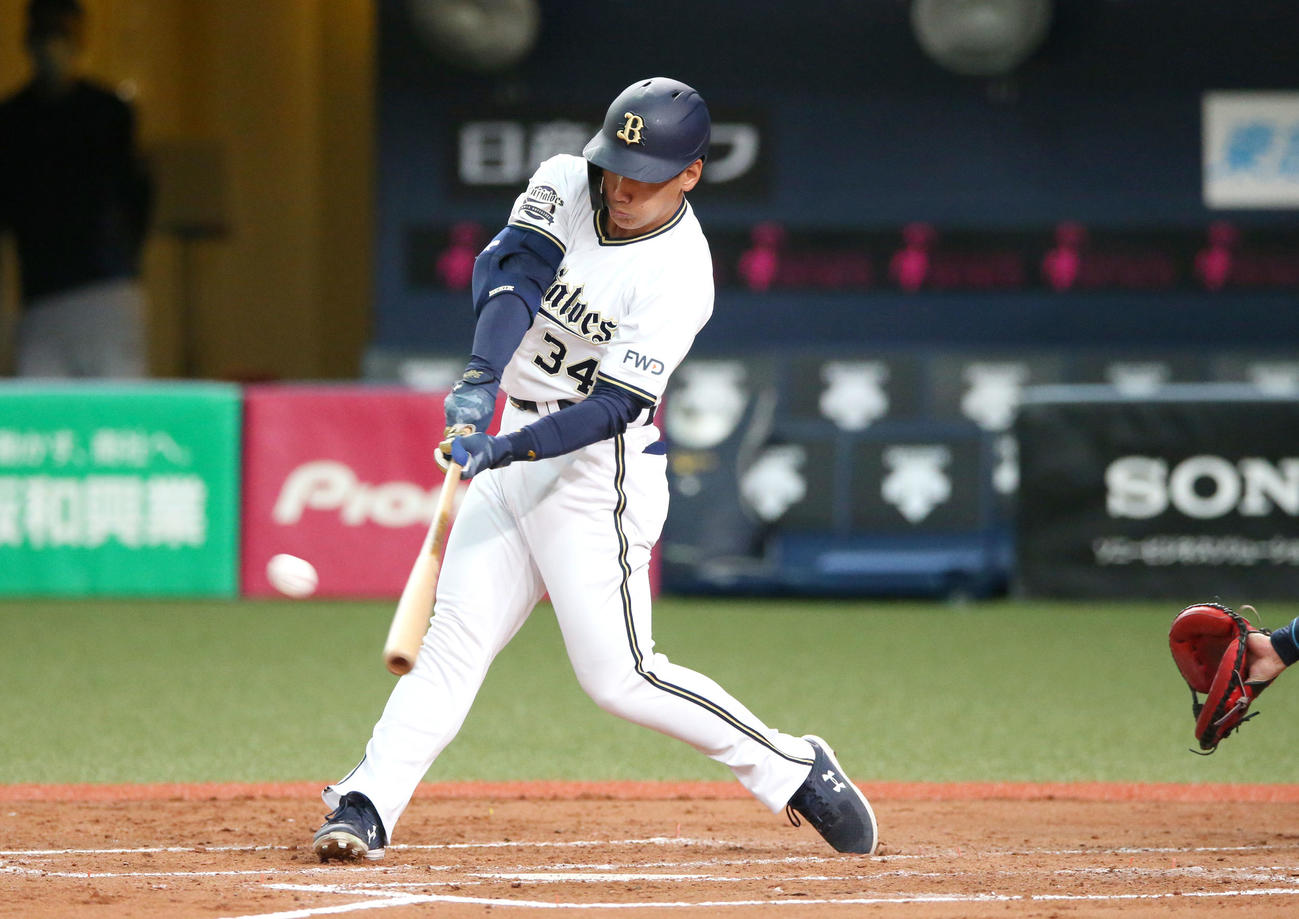 3回裏白組1死満塁、吉田正は右越え2点適時二塁打を放つ（撮影・上山淳一）