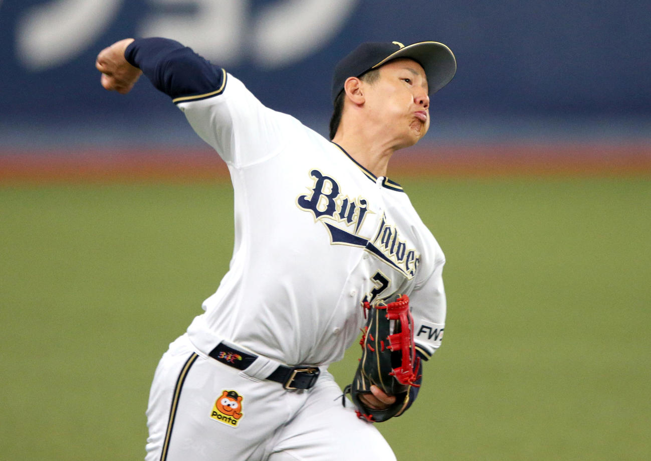 4回表紅組2死二塁、左翼手・吉田正は松井佑の左前打を捕球し、二走小島を本塁で刺す（撮影・上山淳一）