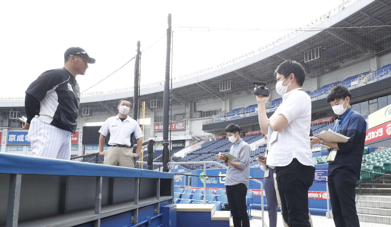 試合後、取材を受けるロッテ井口監督